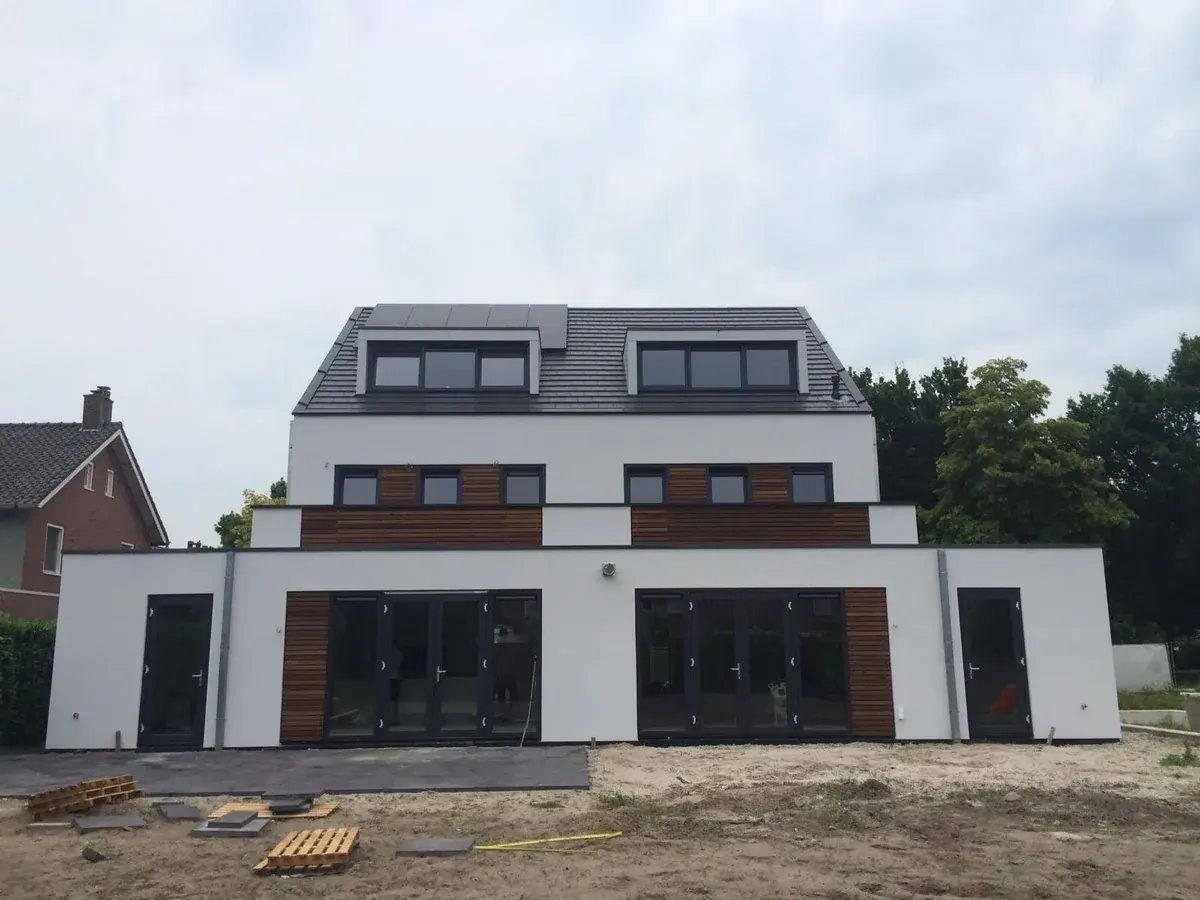 De Kreit — front exterior during finishing; façade and roof finishes belong to the wider project.