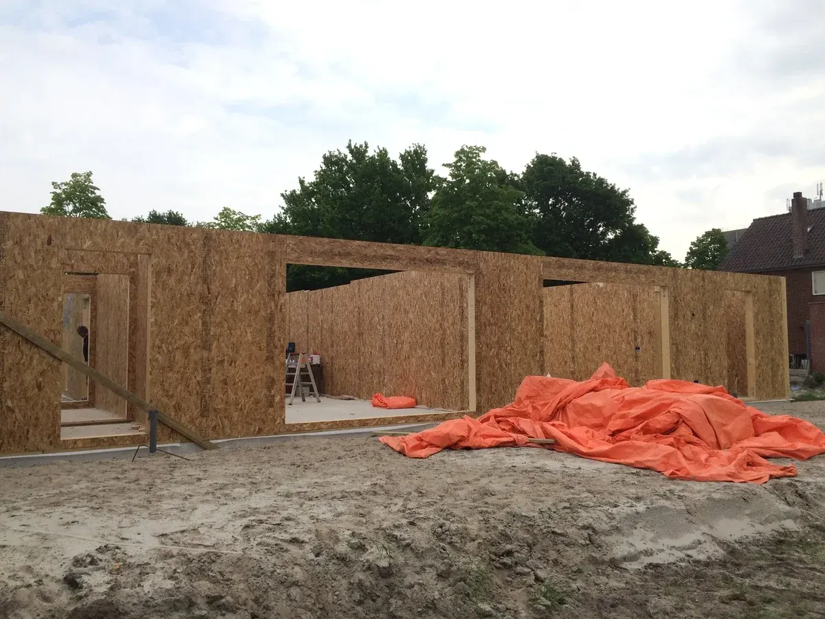 De Kreit — ground-floor wall construction before the upper storey and finishes.