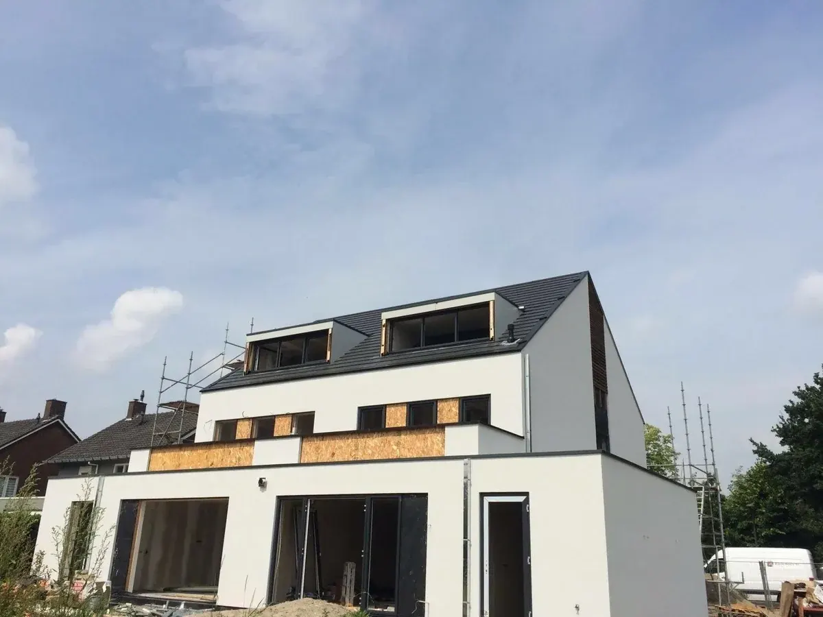 De Kreit, Udenhout — exterior during finishing works by the wider building team.