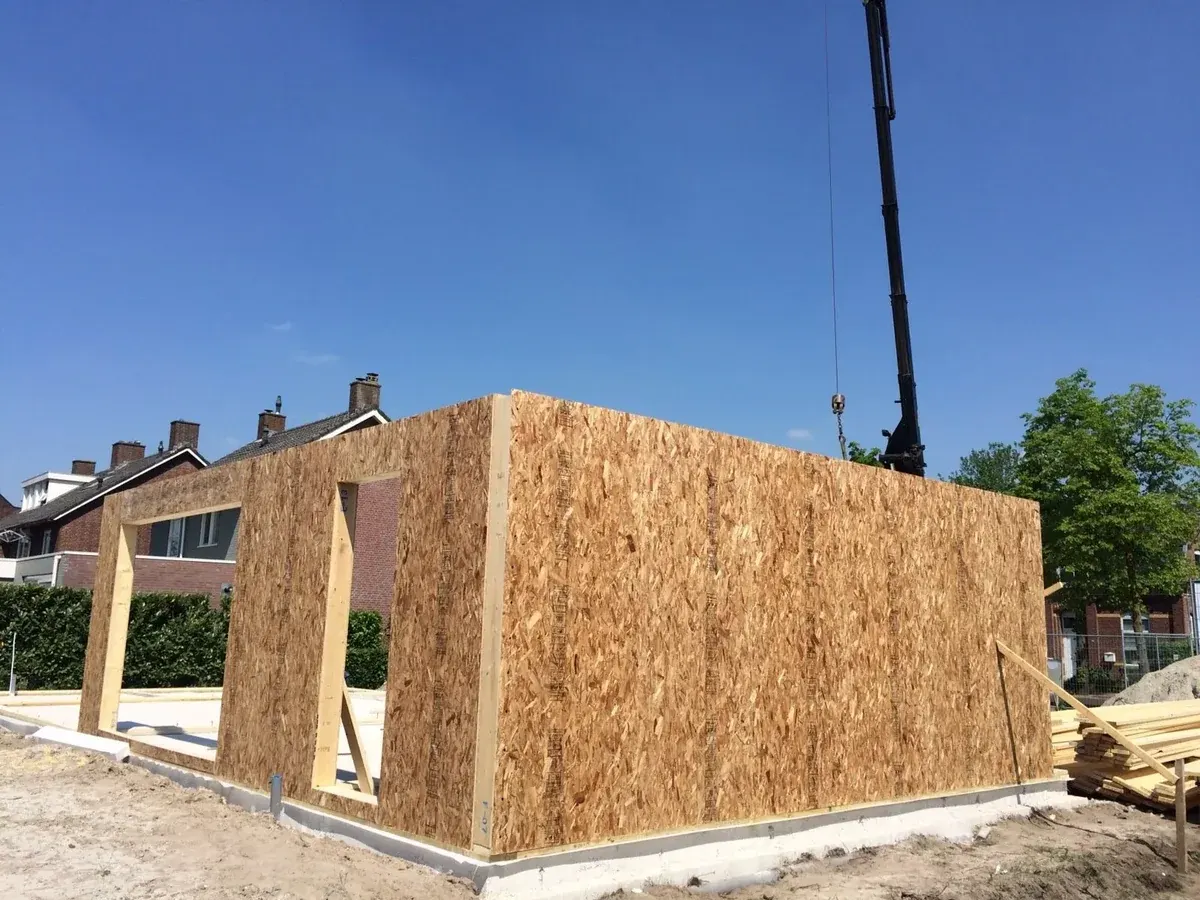 De Kreit, Udenhout — SIP wall placement during shell construction.